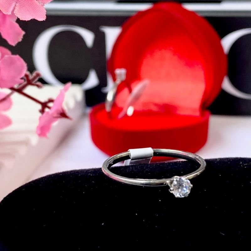 ANEL DE AÇO SOLITÁRIO PRATA 2MM- PEDRA ZIRCONIA CRISTAL