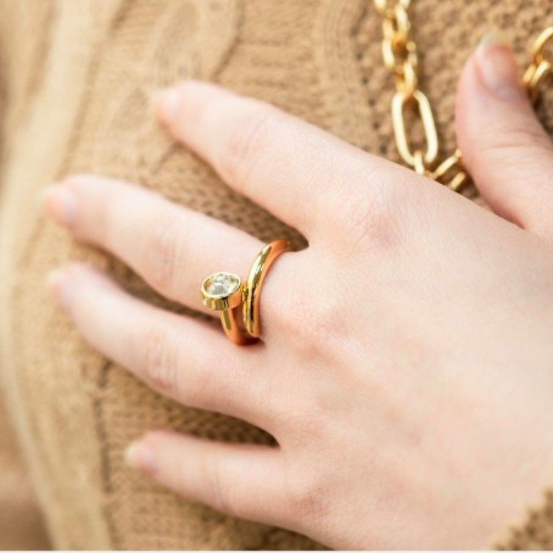 ANEL VERNIZ ITALIANO BANHO OURO PREGO COM ZIRCONIA (TAM 18)