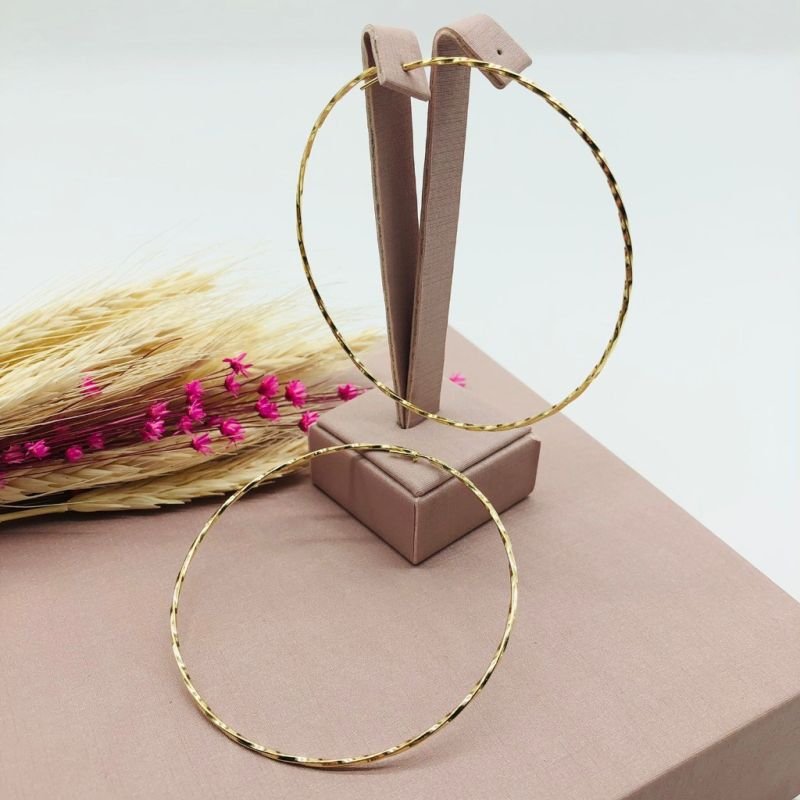 ARGOLA FOLHEADA LEVEMENTE TORCIDA(7CM) - DOURADA