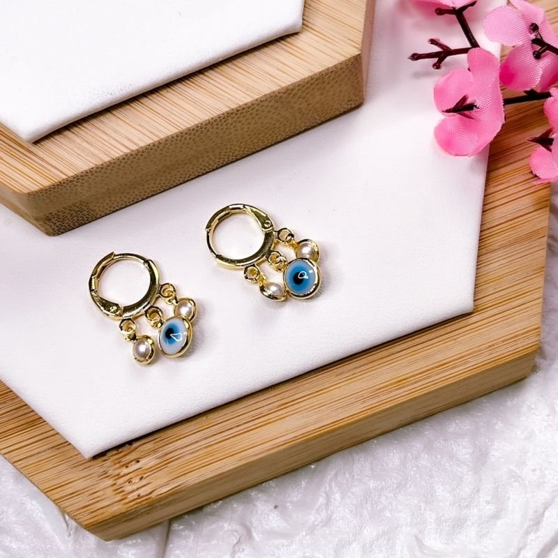 BRINCO FOLHEADO A OURO 18K - ARGOLINHA OLHO GREGO CLARO E PEROLAS