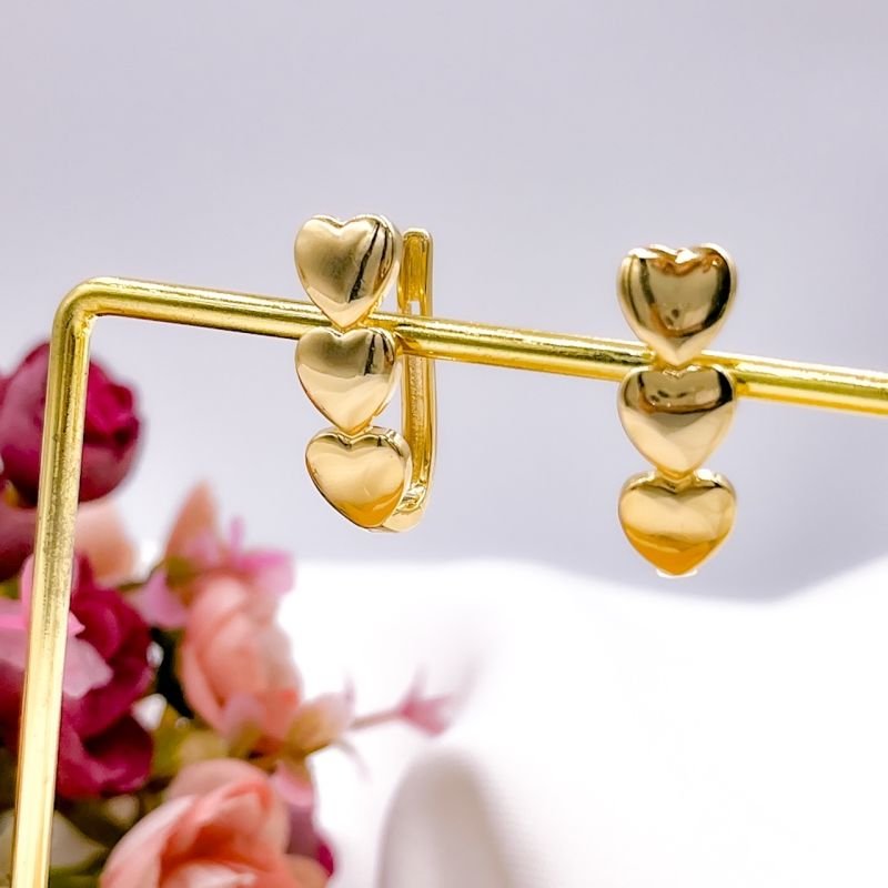 BRINCO FOLHEADO A OURO 18K - ARGOLINHA QUADRADA CORAÇÕES