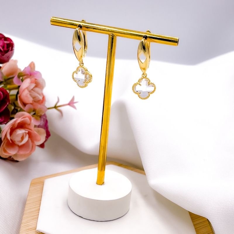 BRINCO FOLHEADO A OURO 18K - ARGOLINHA QUADRADA TREVO CRISTAL