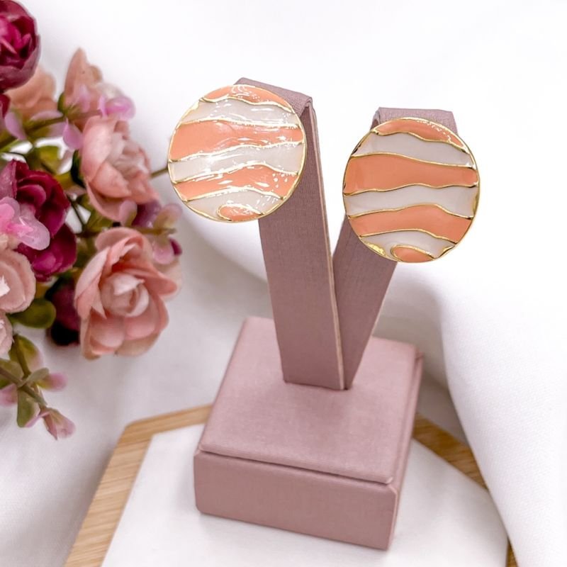 BRINCO FOLHEADO CATAFORÉTICO - BOTÃO ESMALTADO SALMÃO