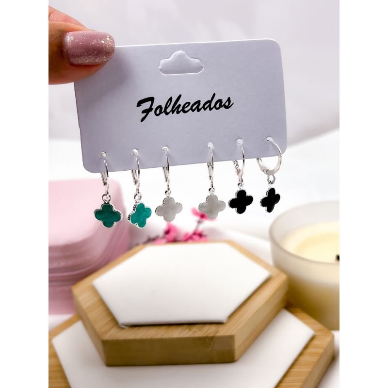 CARTELA TRIO BRINCO ARGOLINHA FOLHEADO A PRATA - TREVO DUPLA FACE ESMALTADO VERDE PRETO E PEROLA