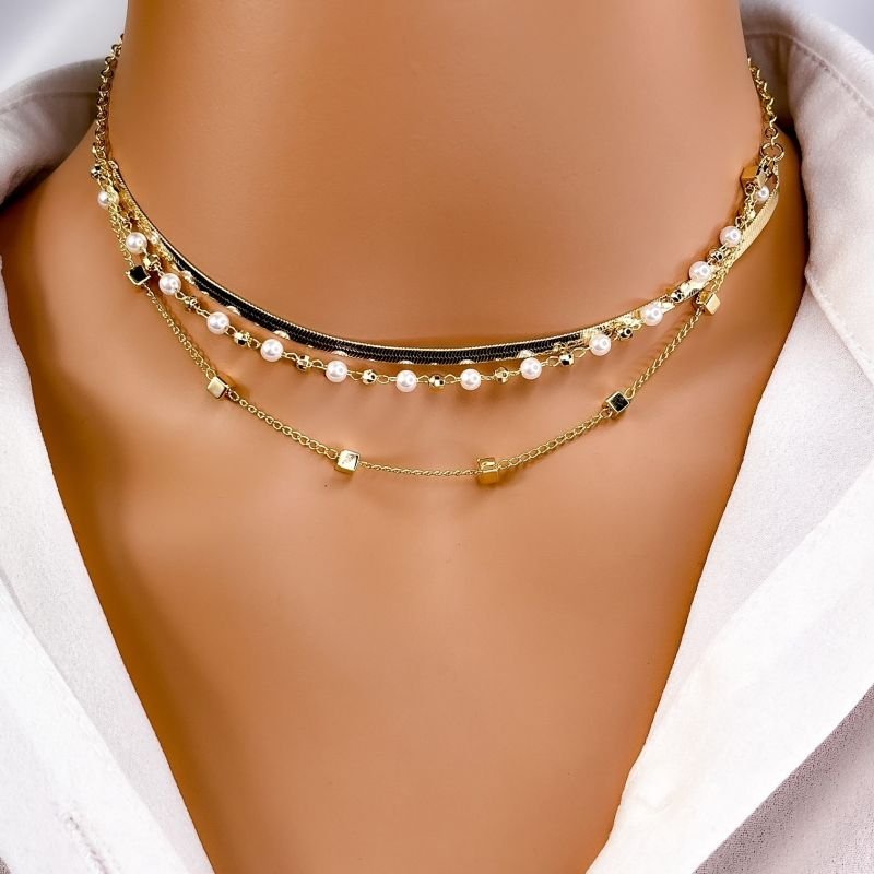 COLAR CHOKER FOLHEADO A OURO 18K - TRÊS FIOS PEROLA, FITA E QUADRADINHOS