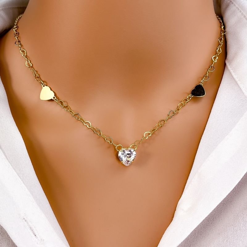 COLAR CHOKER FOLHEADO A OURO 18K - CORRENTE MINI CORAÇOES COM PINGENTES CORAÇÃO E ZIRCONIA