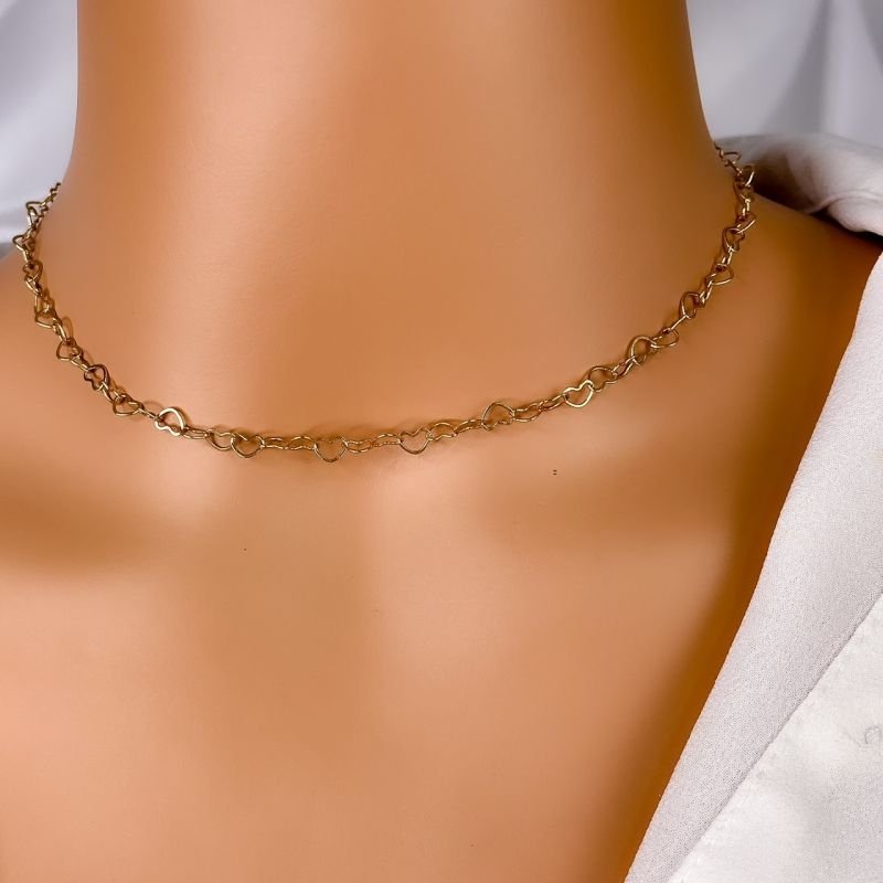 COLAR CHOKER FOLHEADO A OURO - MINI CORAÇÕES