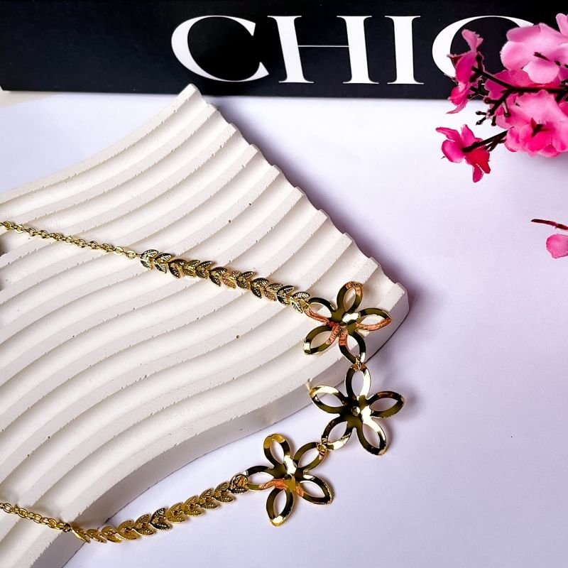 COLAR ESTILO CHOKER FOLHEADO A OURO 18K - TRES FIOS PEROLAS