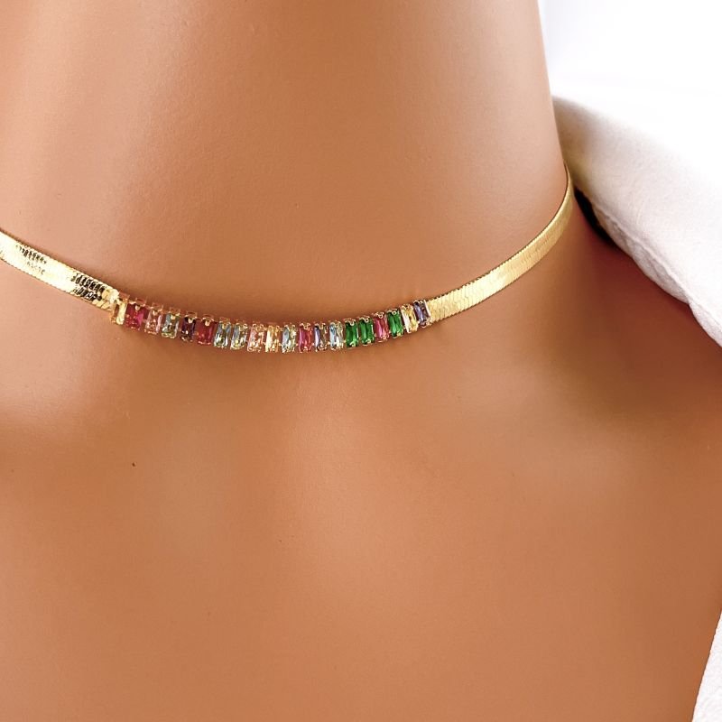 COLAR FOLHEADO A OURO 18K - FITA COM DETALHE BAGUETE ZIRCONIA COLORIDA