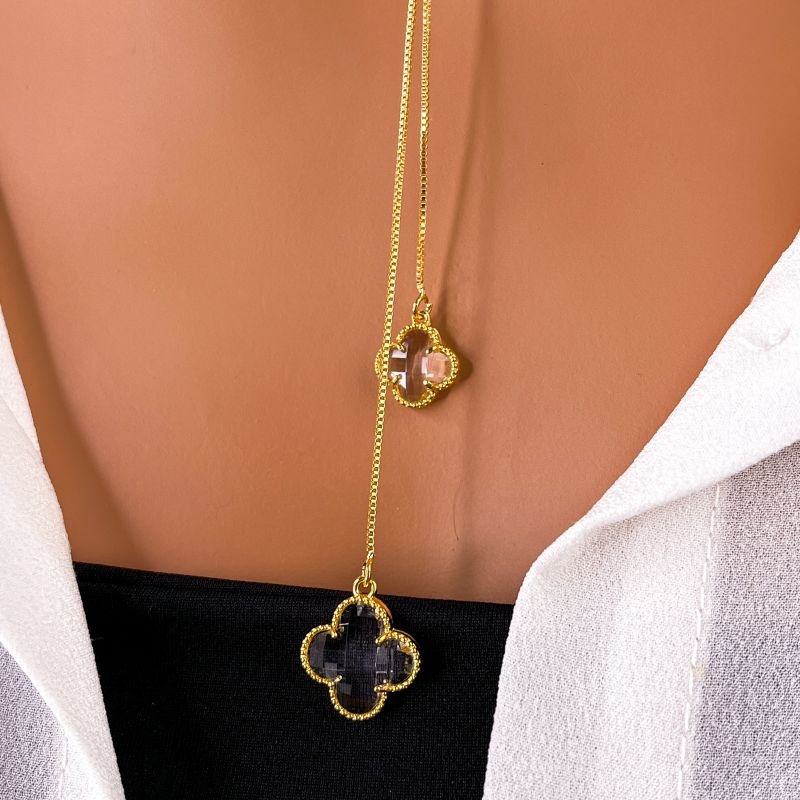 COLAR GRAVATA FOLHEADO A OURO 18K - TREVO VIRGINIA CRISTAL