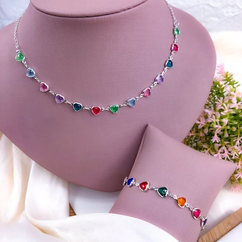 CONJUNTO CHOKER JOINHA E PULSEIRA FOLHEADA PRATA CORAÇÕES COLORIDOS
