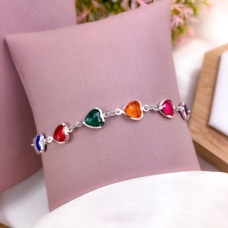 CONJUNTO CHOKER JOINHA E PULSEIRA FOLHEADA PRATA CORAÇÕES COLORIDOS