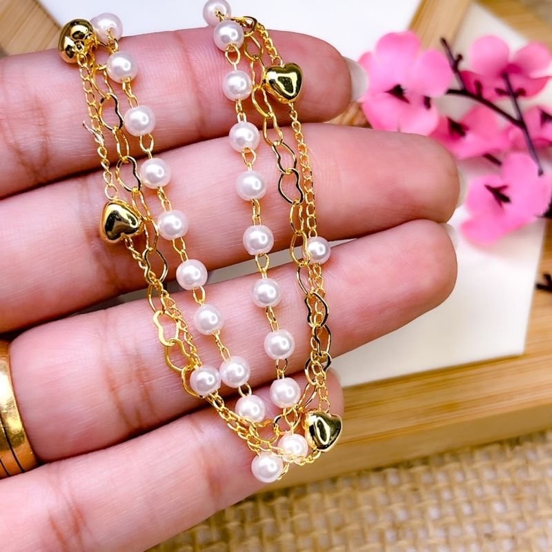PULSEIRA FOLHEADA A OURO 18K - TRES FIOS CORAÇÃO E PEROLAS