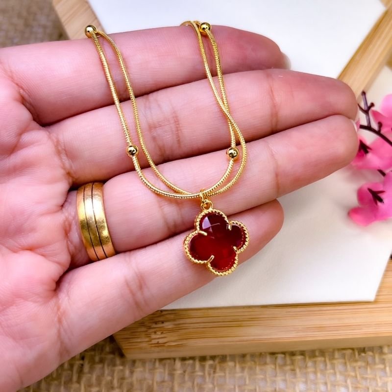 PULSEIRA FOLHEADA A OURO 18K - DOIS FIOS DE BOLINHA COM TREVO VIRGINIA VERMELHO
